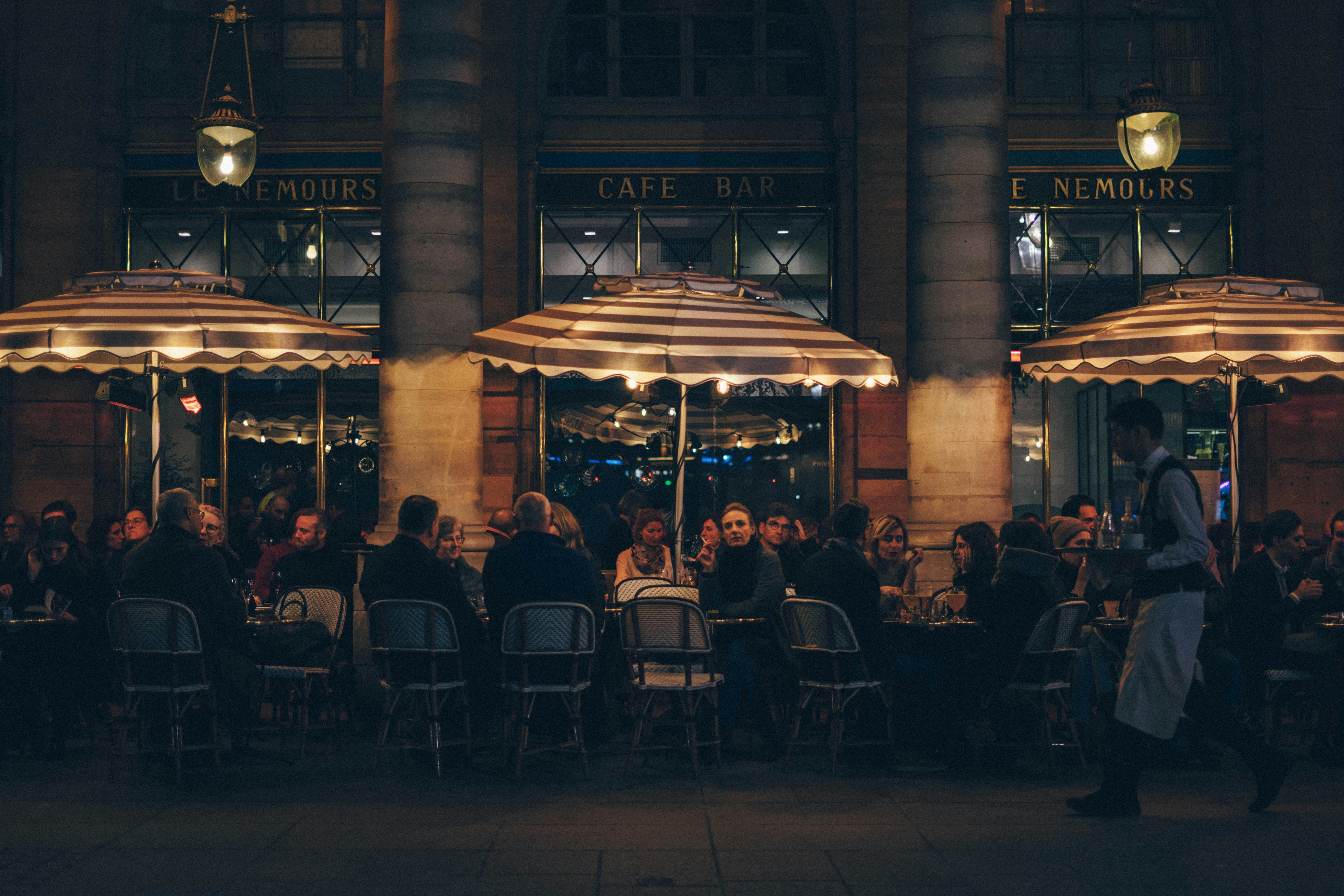 Voll besetzter Tisch in einem Restaurant